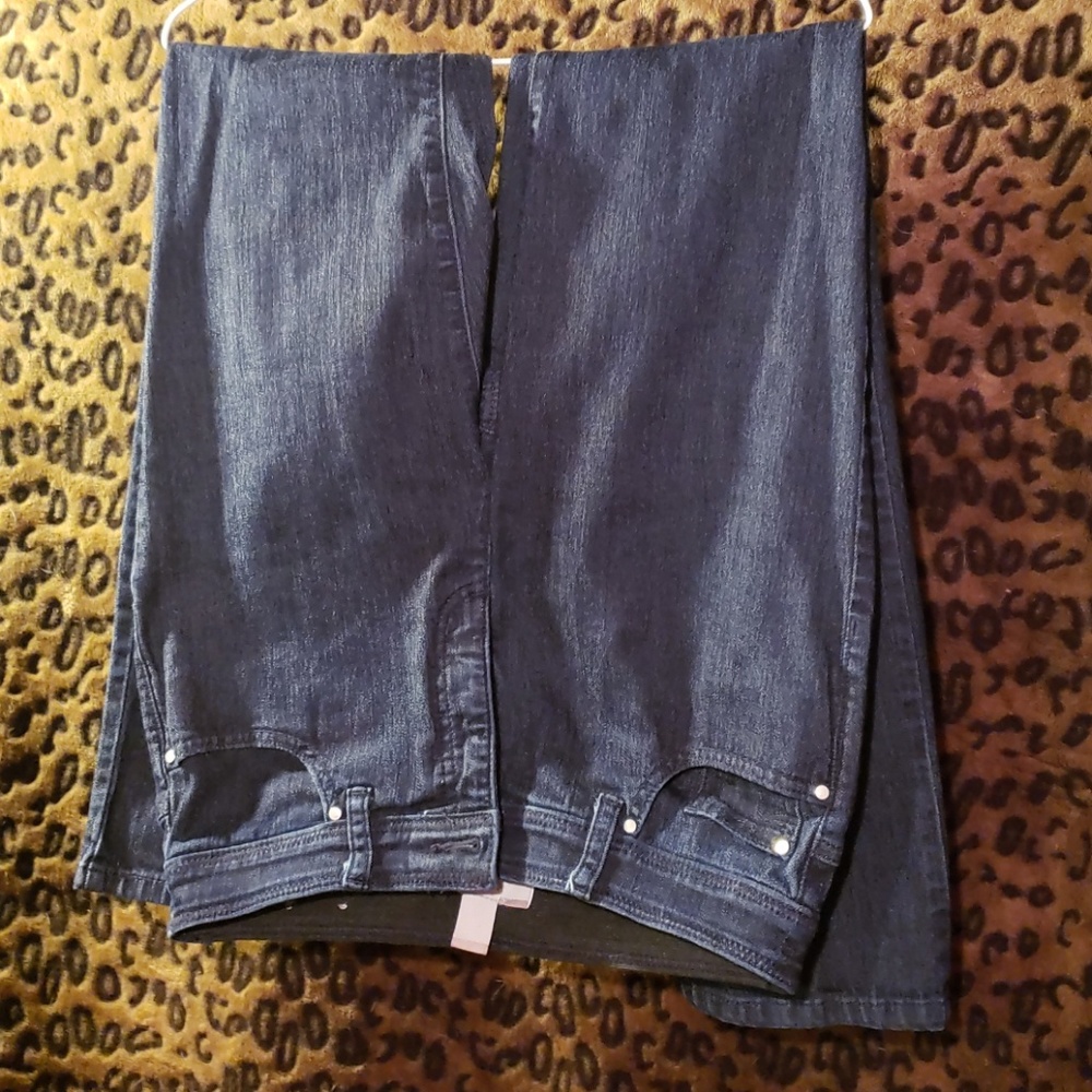 CHICOS FABOULOUSLY SLIMMING DARK WASH JEANS